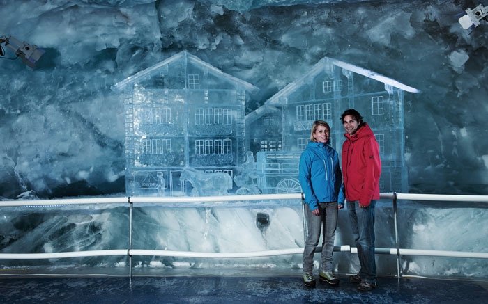 Der höchstgelegene Eispalast der Welt im Matterhorn glacier paradise